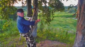 Дедушка качается на качели.