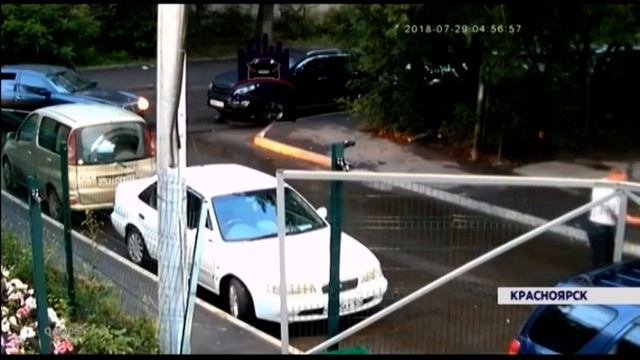 Неизвестные протаранили ворота и устроили стрельбу во дворе жилого дома в Красноярске смотреть онлайн