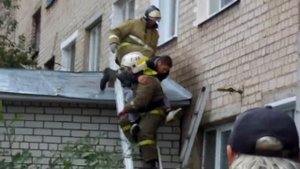 парень упал с 3 этажа на казырек