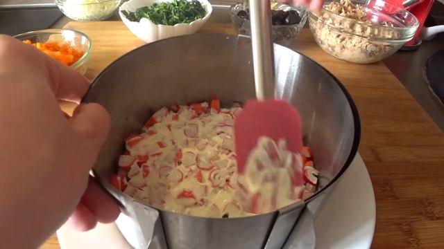 СЛОЕНЫЙ САЛАТ НА ПРАЗДНИК? С ГОРБУШЕЙ И КРАБОВЫМИ ПАЛОЧКАМИ