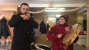 Гиперборейский шаман играет на бубне и я с варганом.