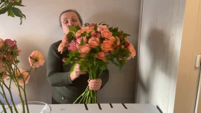 Букет из альстромерии и кустовой розы. Флористика для начинающих