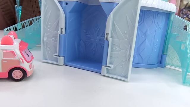 Эмбер украшает Брумс на Новый год. Видео с игрушками. смотреть онлайн