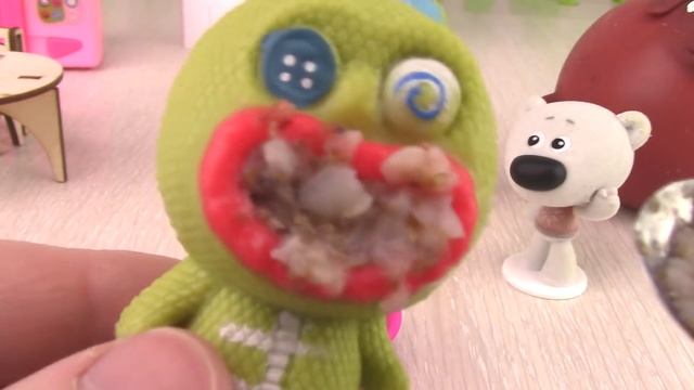 Тучка КОРМИТ БРАТИКА КАШЕЙ! Чудик и Зубастик в ГРЕЧКЕ! Ми-ми-мишки Мультики с игрушками для детей