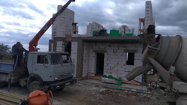 работа на манипуляторе unic 340.заливаем бетон на лестничном марше 2