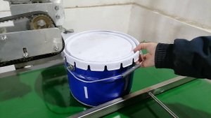 Наклеивание этикетки на ведро №2 - Etikon.ru