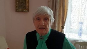 Антонина Шушкина показывает награды, медали и памятные значки Александра Шушкина