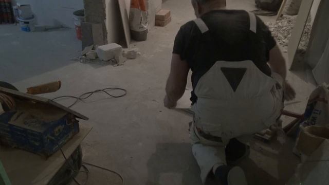 изящные полочки в ванную из плитки