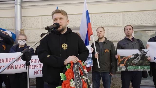 ?? Активисты ЛДПР принесли ритуальный венок к посольству Латвии.

На траурной ленте указано "Проща
