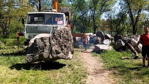 Установка большого камня на площадке