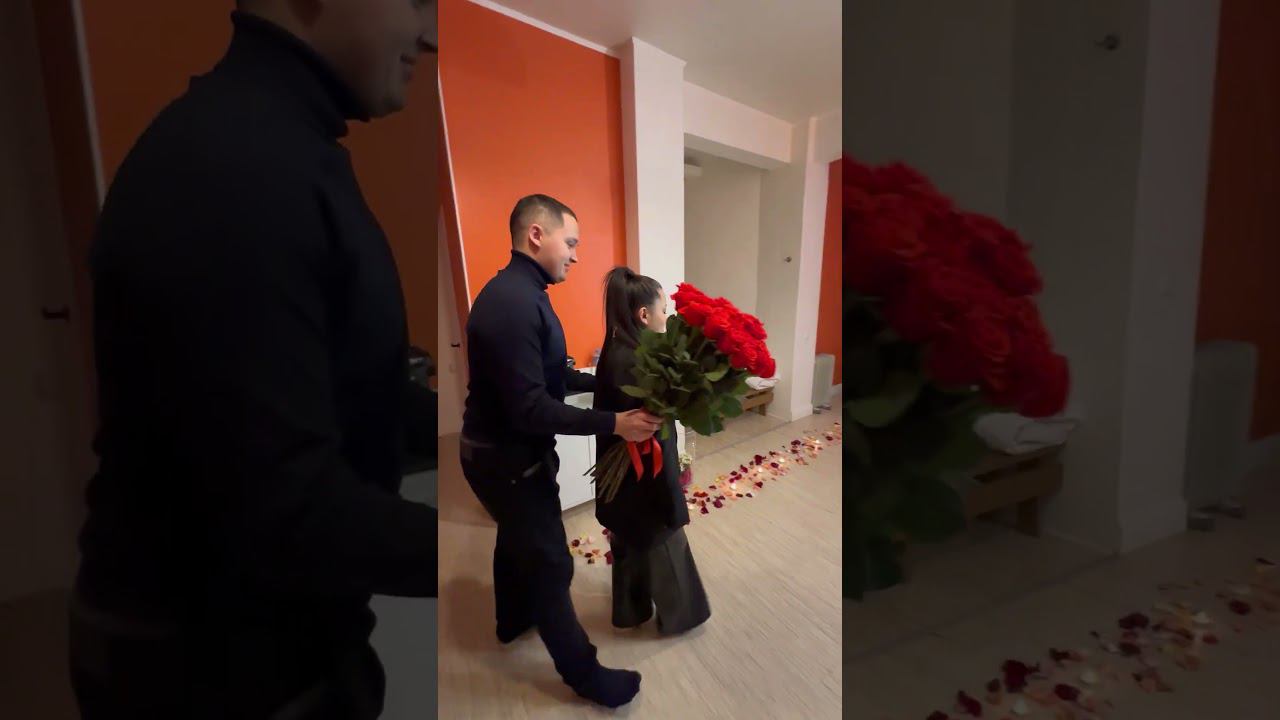 Отель. Оранжевый номер с джакузи. Предложение руки в номере