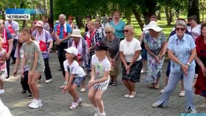 В Челябинске пенсионеры танцуют в парках