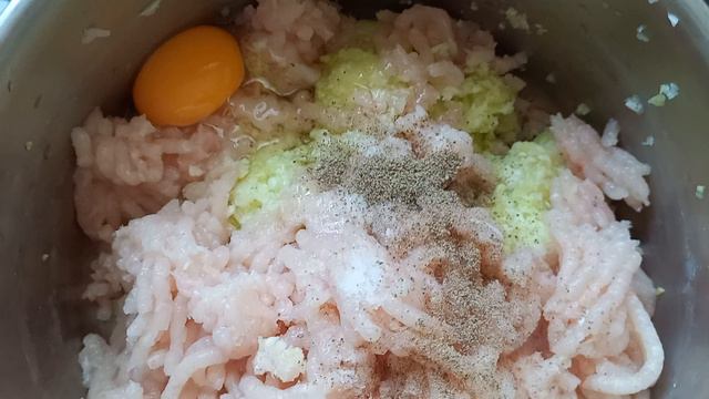 Ешь и худей! На ужин, ПП. Куриные котлеты с кабачком в духовке.