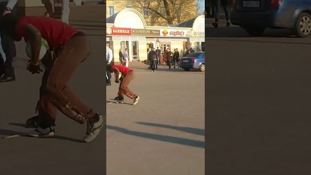 У метро. Зидан отдыхает. Родился с мячом! Football trick смотреть онлайн