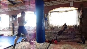 Тренировка ударов локтями по жесткой груше.