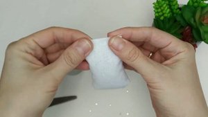 Добавляем гранулят (утяжелитель) в тело куклы,что бы игрушка устойчиво сидела.