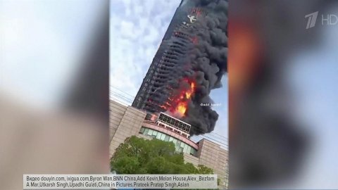 В Китае 200-метровый небоскреб за считанные минуты охватил огонь