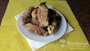 Мясные рулеты с салом и чесноком