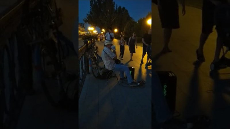 Уличный музыкант на набережной Волги Астрахани
