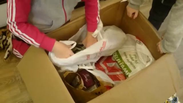 Открываем посылку с Испании  куча жуйчиков и вкусняшек !!!!