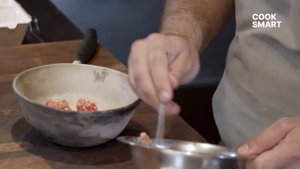 Тартар из говядины с хрустящим зеленым салатом и пармезаном