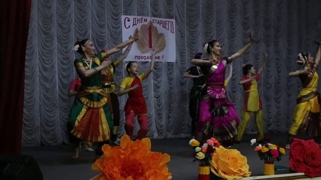 Флешмоб - театр индийского танца Парампара - Лесная дача 7 10 2018 за видео спасибо Вавиловой Ирине смотреть онлайн