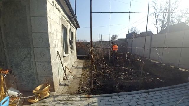 Аккумуляторный опрыскиватель в работе смотреть онлайн