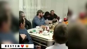 ЧЕЧЕНЦА ЗА ОДНИМ СТОЛОМ ПОЮТ НА БАЛАЛАЙКЕ😻🔥