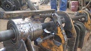 Расточка проушины экскаватора-погрузчика. Самодельный мобильный расточной станок.
