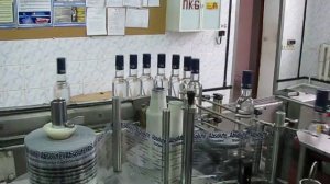 Нанесение этикетки на стеклянную бутылку