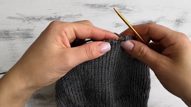 Вяжем спицами мужскую шапку.