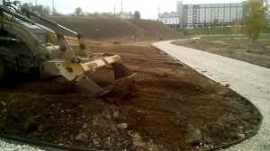 Планировка грунта на тракторе