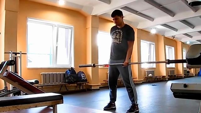 Подъем грифа 20 кг на бицепс одной рукой смотреть онлайн