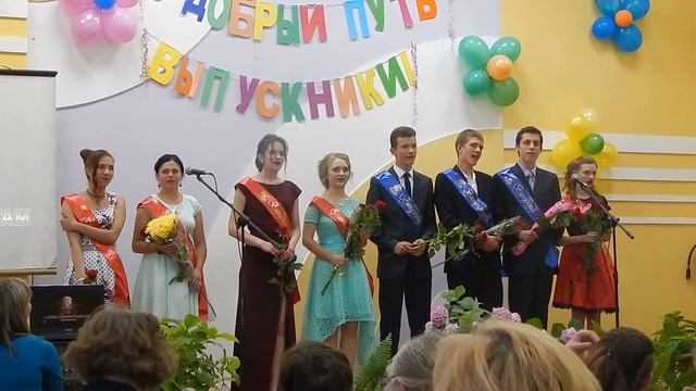 Выпускники поют песню и рассказывают стихотворения...очень трогательно....рыдал весь зал смотреть онлайн