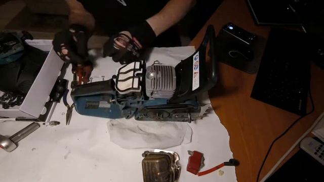 Replacing Makita EA3201S Chainsaw Cylinder And Piston (Timelapse)