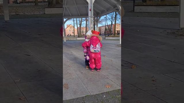 Аня соскучилась за подружкой ? #shortvideo #family #дочь #anna #гуляемвместе #маленькие подружки смотреть онлайн