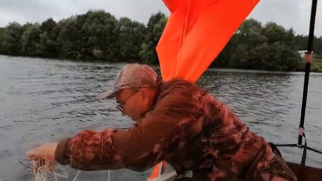 Растяжка лодки на якорях в водохранилище при ловле на бортовую удочку