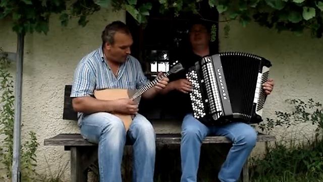 Русская балалайка на фоне немецкой стены . смотреть онлайн