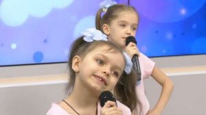 Юные солистки музыкального центра «Волшебный микрофон» исполнили номер «5 секретов счастья»