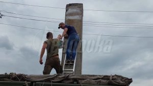 Над стелой на въезде в Харьковскую область теперь тоже развеваются русский флаг и знамя победы.