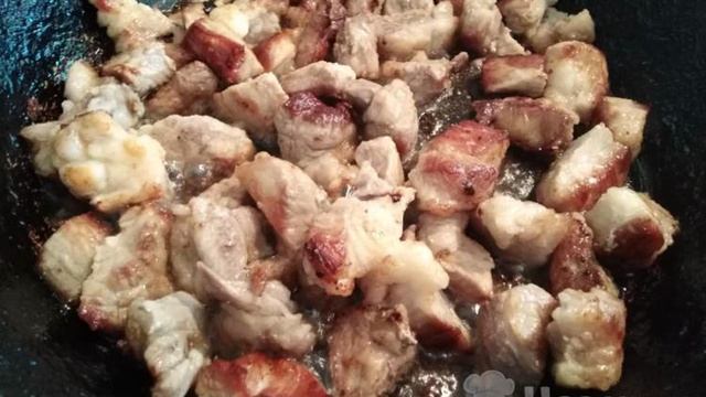 Гуляш из свинины с овощами и фасолью по-венгерски