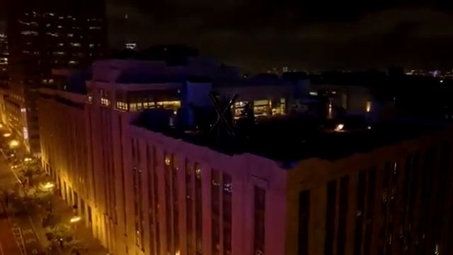 Гигантская буква X появилась на крыше штаб-квартиры Twitter в Сан-Франциско смотреть онлайн