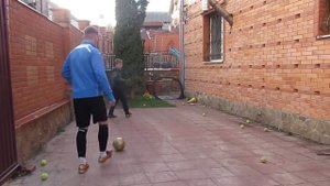 Денис Народицкий .Упражнение с теннисным и футбольным мячом одновременно.27.04.21