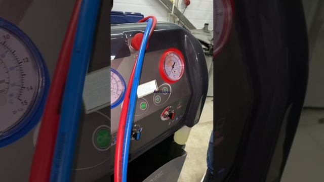 Как работать на установке для Заправки Кондиционеров CTR DENSO NORDIK PLUS. Азбука Автосервиса смотреть онлайн