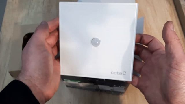 Распаковка вытяжного вентилятора серии САТА Е-100 RIP. С датчиком движения. смотреть онлайн