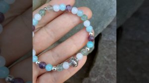 Браслет с флюоритом и кварцем.  Специфические камни могут усилить положительные черты человека.