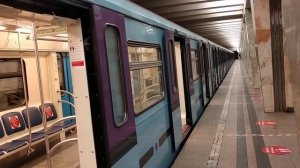 Метро поезд Ока в необычном окраске на станции метро Медведково.