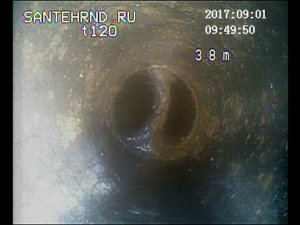 Канализационная труба, впуск - смещение. Телеинспекция / SantehRnd.ru