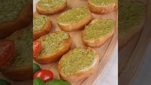 Appetizers. Вкусные бутерброды с соусом Песто
