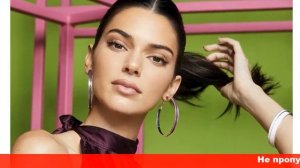 Модный конфуз Кендалл Дженнер вышла на прогулку в носках и сланцах